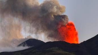 Etna, nuova colata lavica. Ingv: “Modesta attività esplosiva”