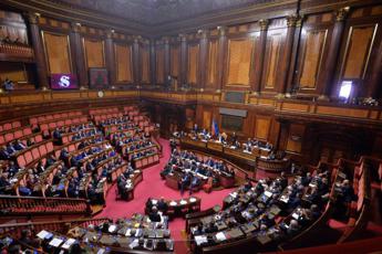 Manovra, oggi riprende l’iter al Senato. Opposizioni: “Parlamento umiliato”