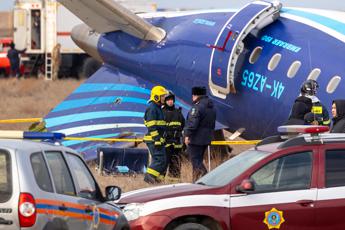 Aereo precipitato in Kazakistan, Russia non si sbilancia: “C’è un’inchiesta”