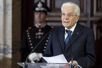 Mattarella, messaggio al Papa: “Italia lavora per favorire soluzione pacifica conflitti”