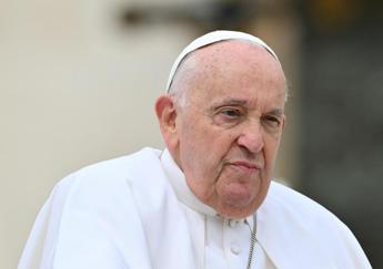 Papa Francesco: “Non andate dalla strega a farvi leggere la mano”