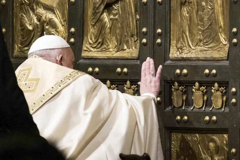 Giubileo, il Papa apre la porta santa di Rebibbia. “La speranza non delude”