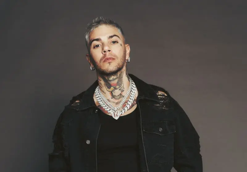 Emis Killa rinuncia a Sanremo “Preferisco fare un passo indietro”. In gara restano 29 cantanti