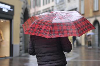 Ancora pioggia e neve al Nord, scirocco e caldo al Centro-Sud: previsioni meteo