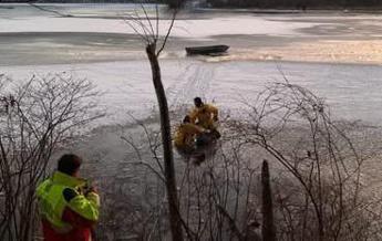 Cade nel lago ghiacciato per soccorrere il cane: salvati dai vigili del fuoco – Video