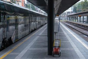 “I ritardi? Colpa dei treni regionali”, impiegata licenziata viene riassunta: la decisione