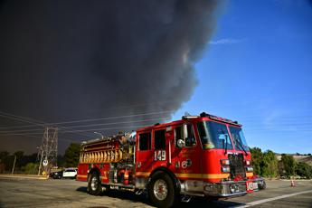 Incendi California, fiamme a nord di Los Angeles: 19mila evacuati