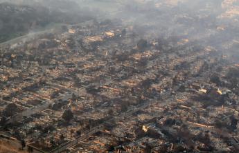 Incendio Los Angeles, la devastazione ripresa dal drone – Video