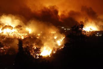 Inferno a Los Angeles per vasto incendio, 30mila persone evacuate: dichiarato stato emergenza