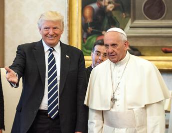 “Lo scontro Trump-Bergoglio è già iniziato”, parla l’ex agente Cia