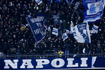 Napoli, festa all’aeroporto dopo la vittoria di Bergamo. E i tifosi pungono Kvara