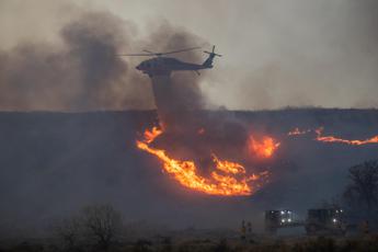 Nuovo incendio a Los Angeles, 30mila persone in fuga