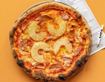 Pizza all’ananas a 118 euro, si riaccende il dibattito: provocazione o lusso gastronomico?