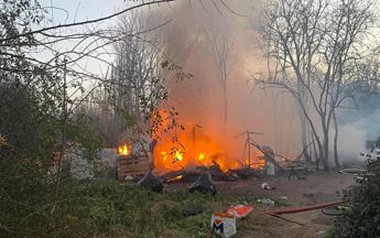 Roma, incendio in campo rom abusivo: evacuati gli abitanti