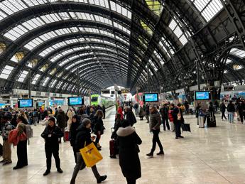 Treni fermi a Milano, i passeggeri: “In attesa da ore, sembra un inferno”