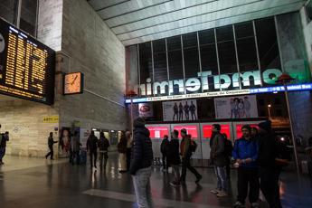 Treni sospesi a Roma Termini, da Conte a Renzi opposizione contro Salvini