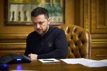 Ucraina, Zelensky: “Pronto a trattare con Putin, intanto ridateci armi nucleari”