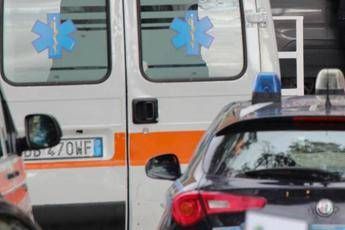 Frosinone, bimba di 7 anni va a scuola da sola. La madre trovata morta in casa