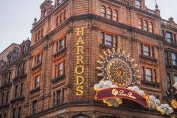 “Molestie da Ali Fayed”, ex dipendenti di Harrods accusano il fratello dell’ex proprietario