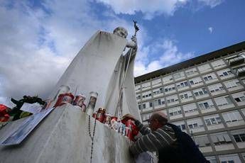 Papa Francesco, Vaticano: “Ha trascorso una notte tranquilla”