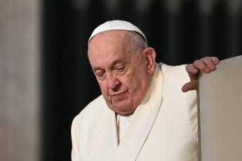 Papa Francesco, Vaticano: “Notte è trascorsa bene, sta riposando”