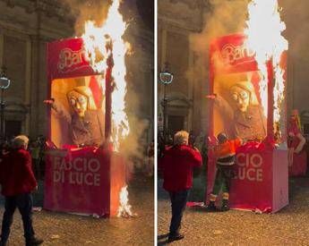 Fantoccio di Giorgia Meloni bruciato al ‘Carnevale liberato’ di Poggio Mirteto