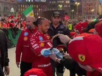 Ferrari, festa rossa a Milano. Hamilton: “Io e Leclerc lotteremo per il Mondiale” – Video