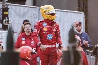 Hamilton, brivido all’evento Ferrari: esce dalla macchina ma rischia di cadere – Video