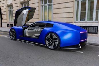 Jaguar, la vision concept Type 00 debutta alla Paris Fashion Week