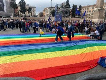 Manifestazione per l’Europa, folla e bandiere Ue in piazza del Popolo