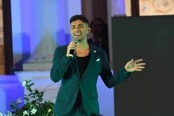 Marco Carta a Verissimo, chi è il cantante: la vittoria a Sanremo, il coming out e l’arresto alla Rinascente