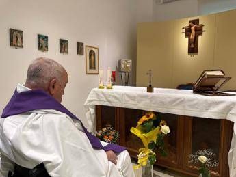 Papa Francesco, Vaticano: “Situazione stabile, ha concelebrato messa stamani in cappellina”