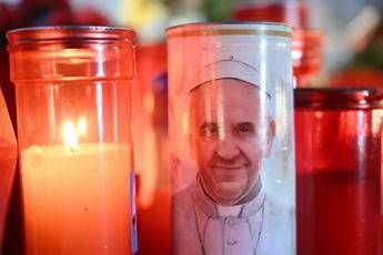 Papa Francesco, Vaticano: “Stazionario, nessuna crisi respiratoria ma la prognosi resta riservata”