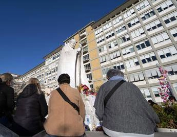 Papa Francesco migliora ancora, bollettino: “Sospesa ventilazione meccanica, ridotto ossigeno ad alti flussi”