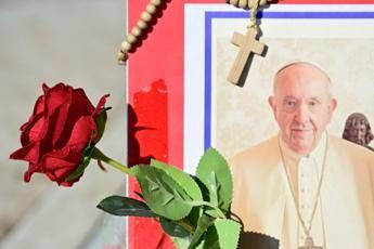 Papa, Vaticano: “Situazione di stabilità, lieve miglioramento in quadro che resta complesso”