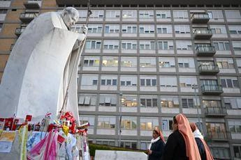 Papa, Vaticano: “Stazionario, lievi miglioramenti in fisioterapie motoria e respiratoria”