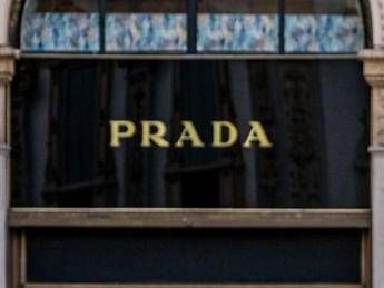 Prada, nel 2024 ricavi netti a 5,4 miliardi. Record vendite per Miu Miu