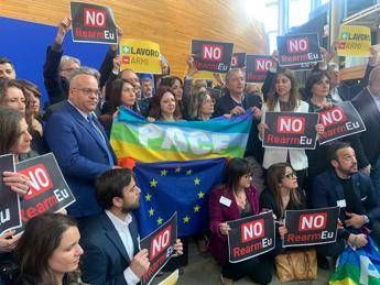 Strasburgo, protesta M5S davanti a Parlamento Ue: “No a soldi per le armi”